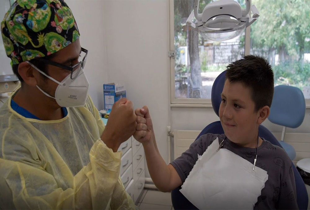 Amaro fistbumps his dentist at Fundación Gantz